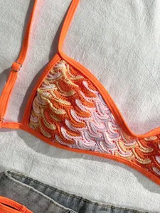 Detailansicht eines böhmischen Häkel-Bikini-Oberteils mit lebhaftem Wellenmuster in Orange
