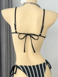 Rückansicht eines schwarz-weiß gestreiften Bikini-Sets mit Schnürschleife und Trägern