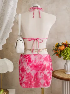 Vue arrière détaillée d'un ensemble bikini rose tie-dye avec paréo en tulle sur mannequin