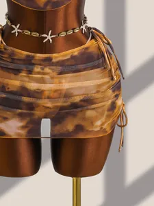 Gedetailleerd overzicht van Maillard-stijl mesh bikini cover-up rok met handig trekkoord