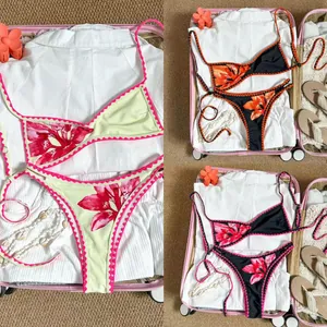 Detailansicht von Vintage-Blumen-Bikinis mit Muschelhäkelkanten im Koffer-Display