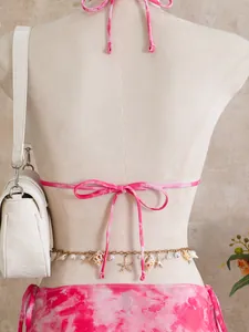 Vue arrière détaillée d'un ensemble bikini mesh tie-dye rose avec chaîne dorée