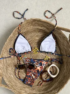 Vue détaillée d'un bikini léopard avec détails dorés dans un panier