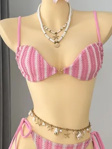 Detailansicht eines rosa gestreiften Bikini-Sets mit Muschel- und Seesternanhängern