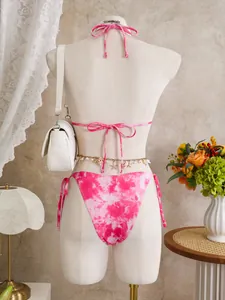 Vue arrière d'un ensemble de bikini tie-dye rose avec attaches licou sur mannequin de mode