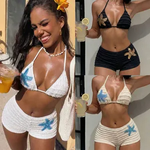 Vue détaillée d'un ensemble bikini sexy côtelé avec des appliques d'étoiles de mer