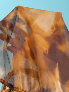 Gedetailleerde close-up van transparante bruine mesh-stof met een tie-dye patroon