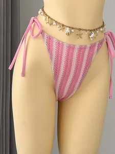 Detailansicht der rosa-weiß gestreiften Spitzen-Bikinihose mit seitlichen Bändern