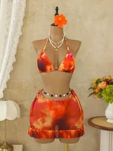 Sexy bohemien driedelige bikini-set met oranje tie-dye print en een rok met ruches