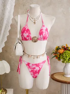 Vue détaillée d'un ensemble bikini licou tie-dye rose sur un mannequin blanc