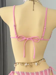 Detailansicht der Rückseite eines rosa gestreiften Bikinis mit verstellbaren Trägern