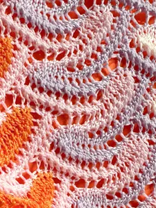 Detailansicht des lebhaften böhmischen Häkelstrickmusters für farbenfrohe Strandmode Mode