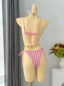 Rückansicht eines rosa gestreiften Bikini-Sets mit verstellbaren Bändern am Oberteil
