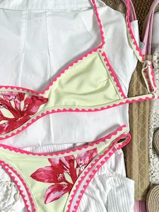 Nahaufnahme eines Retro-Bikinis mit Blumenmuster und rosa besticktem Muschelrand