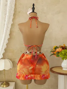 Achteraanzicht van bohemien driedelige bikini met transparante mesh rok in oranje