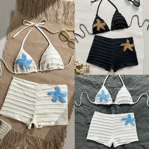 Collage détaillé de bikinis deux pièces texturés avec des patchs d'étoiles de mer et shorts