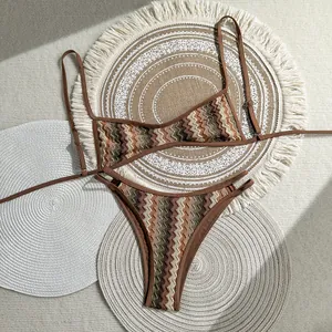 Vista detallada del conjunto de bikini de ganchillo con diseño de zigzag