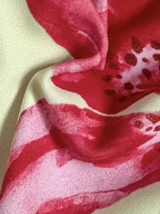 Nahaufnahme von Vintage-Blumenmuster auf Bademodestoff mit weicher Textur und kräftigen Farben.