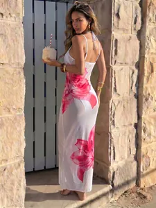 Gedetailleerd overzicht van witte transparante maxi strandjurk met roze bloemen