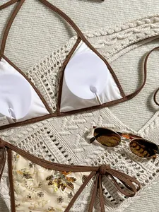 Primer plano de un bikini de lentejuelas con ribete marrón y almohadillas blancas