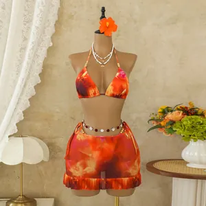 Detailweergave van Boheemse driedelige bikiniset met levendige oranje bloemenprint