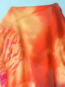 Close-up van de levendige oranje en rode Boheemse mesh-stoftextuur voor bikini-sets.