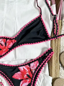 Nahaufnahme eines Vintage-Floral-Bikinis mit rosa Stickerei und lebhaftem Blumenmuster