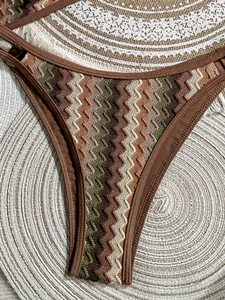 Vista detallada de un bikini de ganchillo bohemio retro con un patrón de zigzag colorido