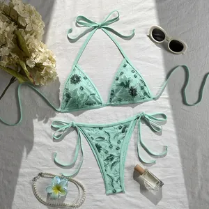Vista detallada de un conjunto de bikini verde menta con bordado floral de lentejuelas y lazos