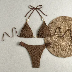 Detailweergave van de bruine getextureerde bikini met kralen en schelp decoraties