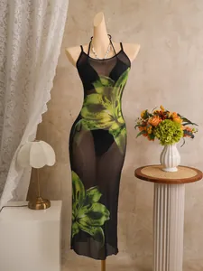 Gedetailleerd overzicht van driedelige bikini-set met gebloemde mesh strandjurk