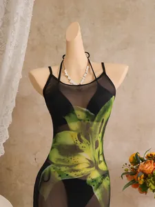 Detail van 3-delige badpakset met transparante bloemen mesh maxi jurk op een etalagepop.