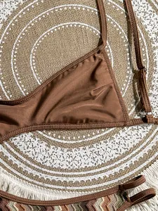 Detalle de cerca de la parte superior de un bikini bohemio de ganchillo marrón