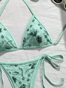 Detalle de bikini verde menta con bordado floral de lentejuelas y encaje fino