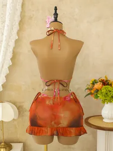 Gedetailleerd achteraanzicht van een 3-delige bohemien bikiniset met bloemenrok