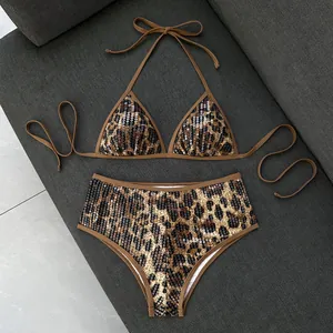 Dettaglio del bikini con paillettes leopardate, vita alta e top a triangolo allacciato