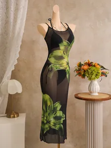 Detail van transparante bloemen strandjurk en 3-delige bikini-set op een paspop