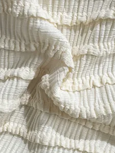 Gros plan sur les détails des volants texturés de couleur crème d'un bikini de plage