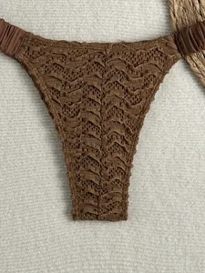 Gedetailleerd overzicht van de bruine golvende textuurstof op dit sexy bikinibroekje