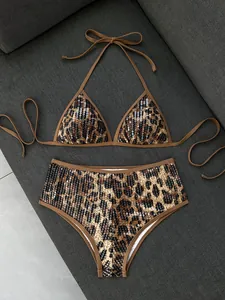 Primo piano del bikini con stampa leopardata e dettagli di paillettes scintillanti