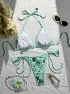 Vista detallada del bikini de lentejuelas verde menta con bordado floral y lazos laterales