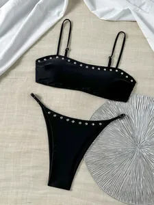 Zwarte bandeau-bikini-set met zilveren klinknagels en hoog uitgesneden broekje voor strand