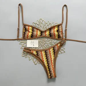 Vista detallada del bikini bohemio vintage de ganchillo con patrón de zigzag playa