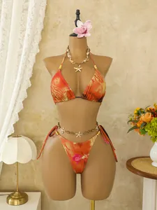Gedetailleerd studioweergave van een bohemien bikini-set met bloemenprint op een paspop.