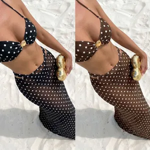 Vergelijking van twee kleuren polka dot driedelig bikini-set met schelpgesp