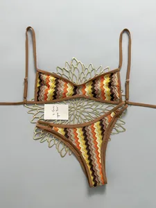 Vista detallada de bikini de ganchillo bohemio con estampado de zigzag playa