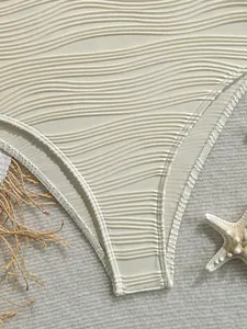 Detalle del tejido blanco con textura de ondas de este traje de baño de una pieza estilo retro