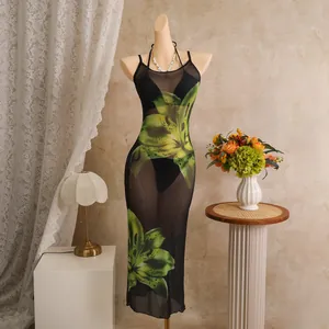 Detail van een mannequin die een driedelige bloemenbikiniset draagt in een studio