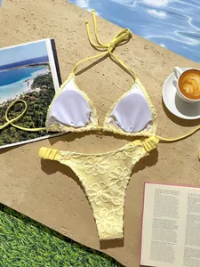 Conjunto de bikini amarillo de dos piezas con bordado floral ideal para el verano