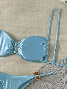 Detailansicht des glänzenden hellblauen Bikinioberteils mit verstellbaren Trägern